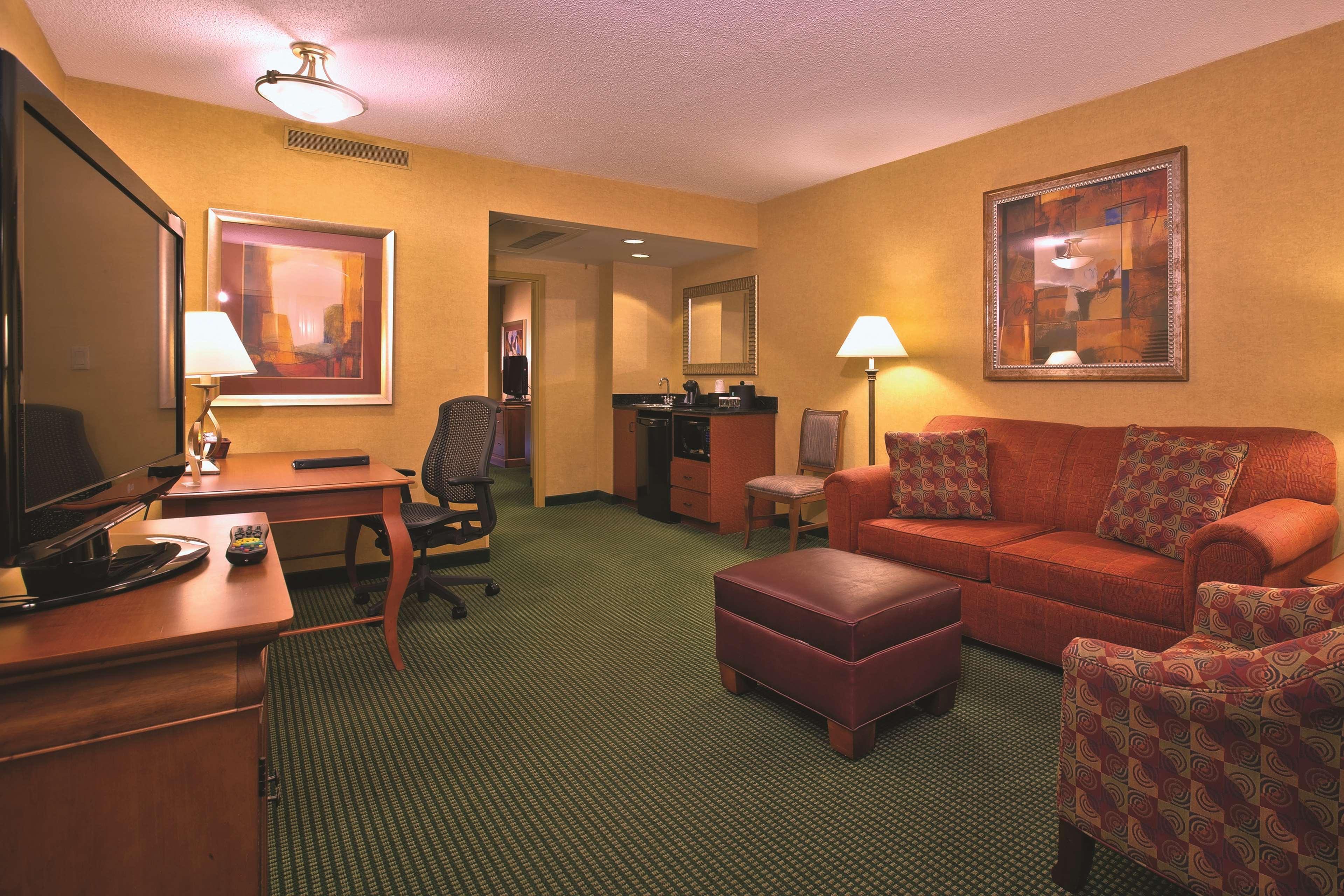 Embassy Suites By Hilton Greensboro Airport Buitenkant foto
