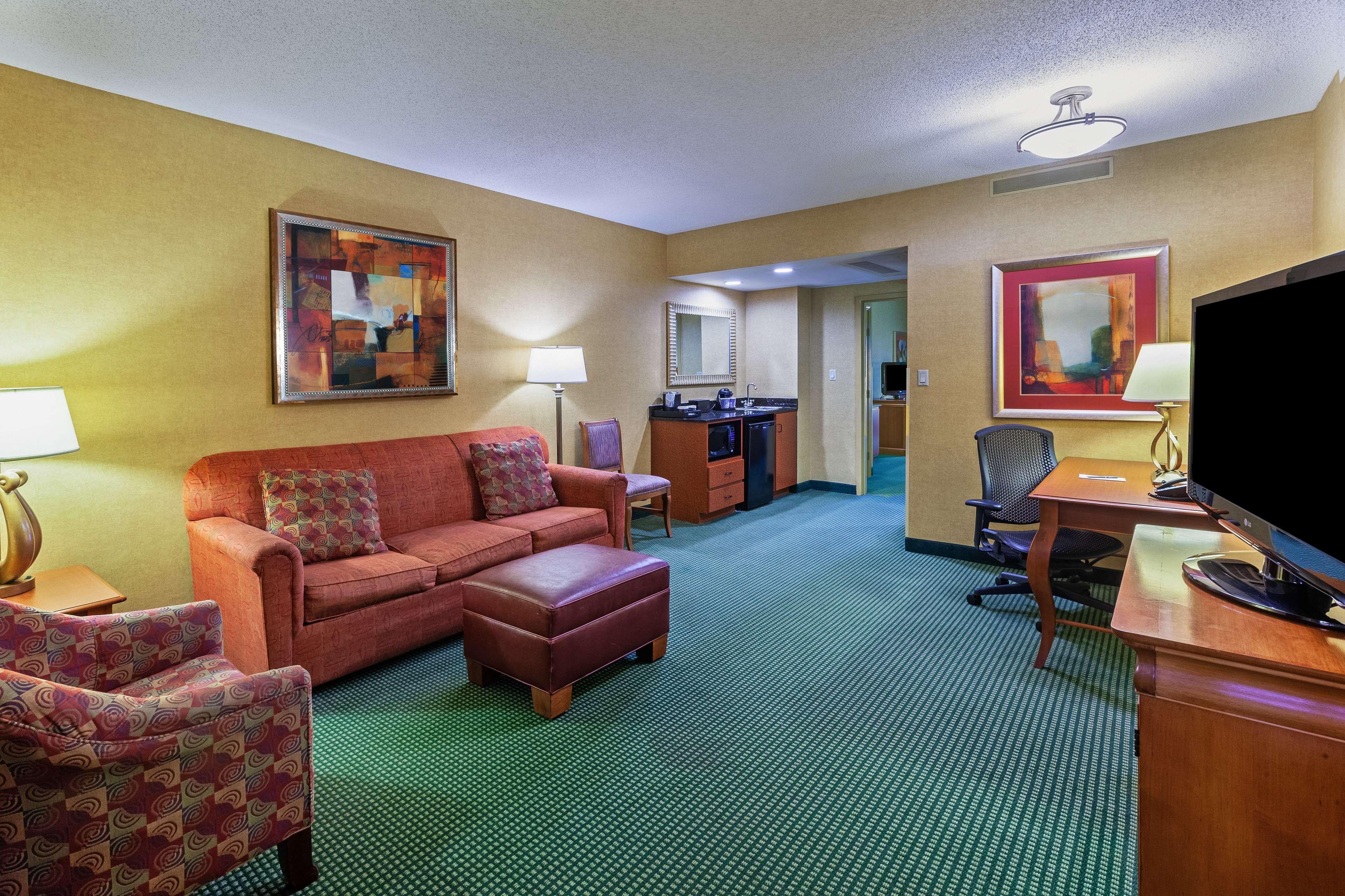 Embassy Suites By Hilton Greensboro Airport Buitenkant foto