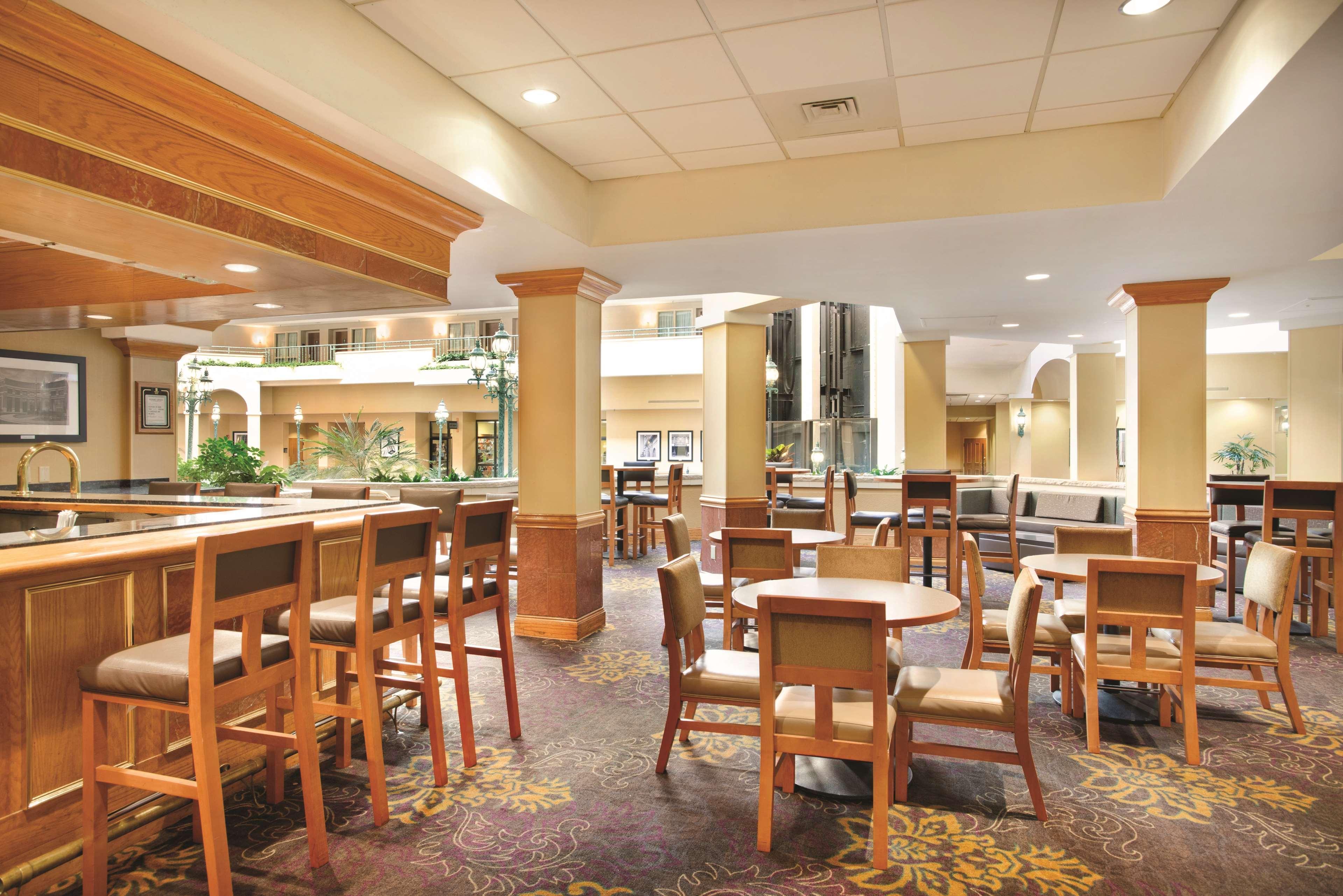 Embassy Suites By Hilton Greensboro Airport Buitenkant foto