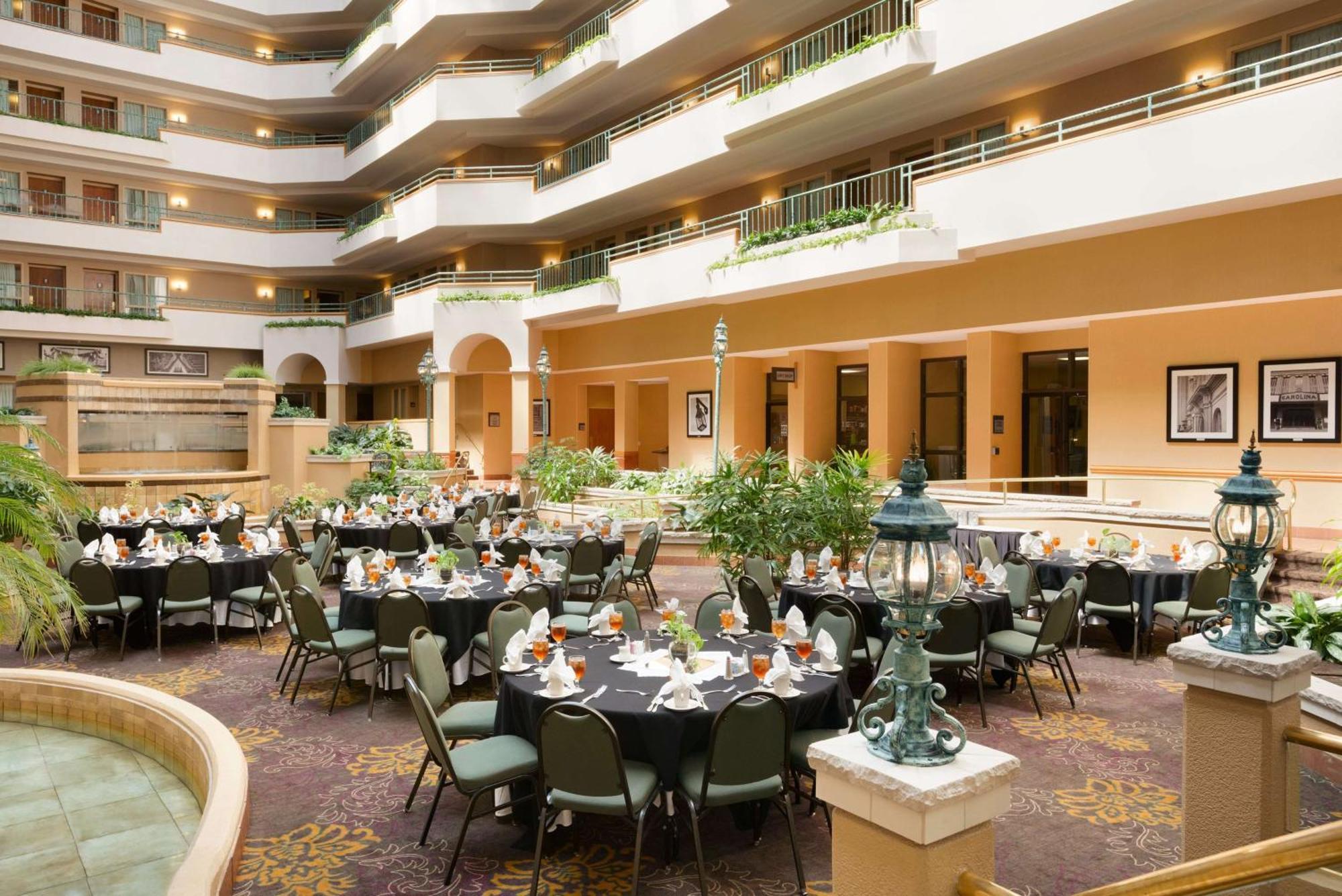 Embassy Suites By Hilton Greensboro Airport Buitenkant foto