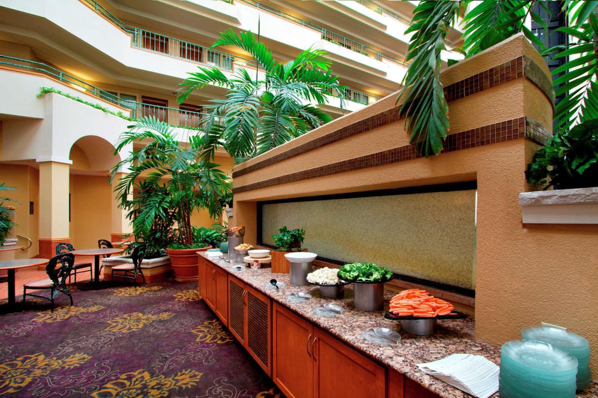 Embassy Suites By Hilton Greensboro Airport Buitenkant foto